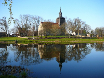 Kirche und Rohrpfuhl (Dorfteich)