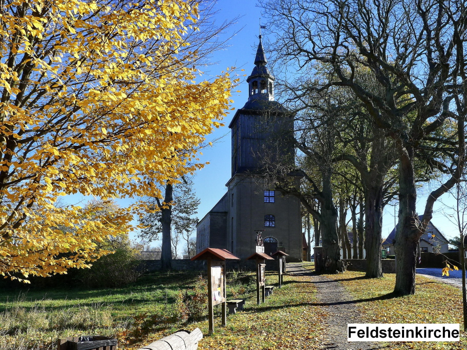 Herbst in Hardenbeck - die Feldsteinkirche