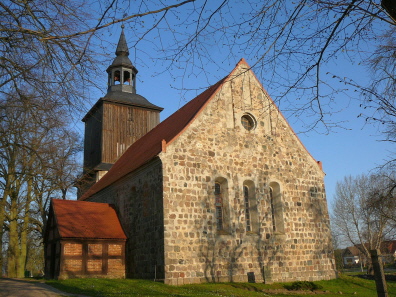 Die Dorfkirche von Hardenbeck mit der markanten Feldsteinmauer