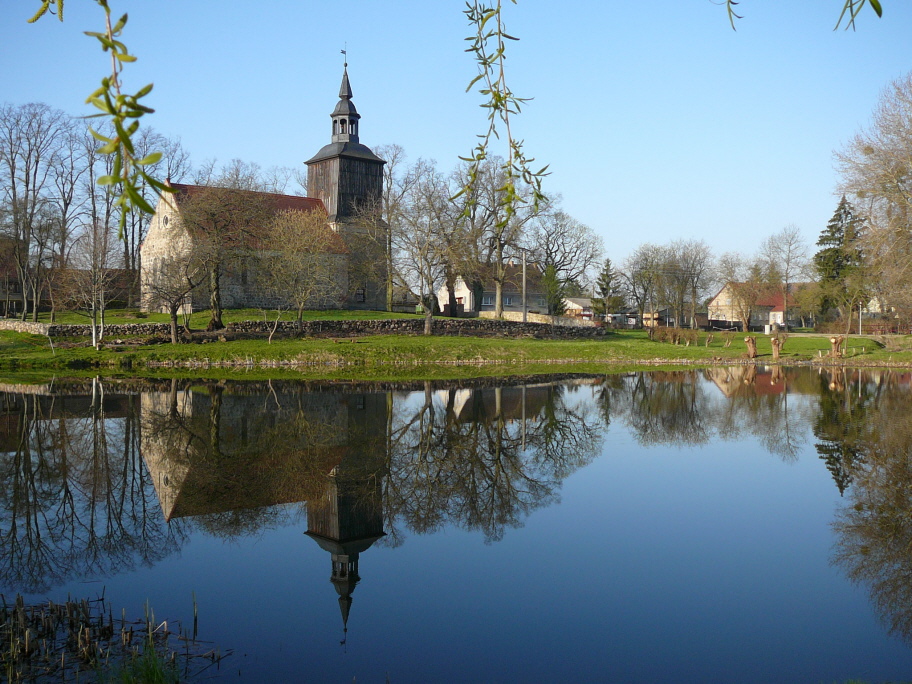 Die Hardenbecker Feldsteinkirche und der Dorfteich