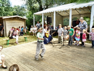 Das Kinderprogramm der KiTa - ein fester Bestandteil beim Hardenbecker Sommerfest