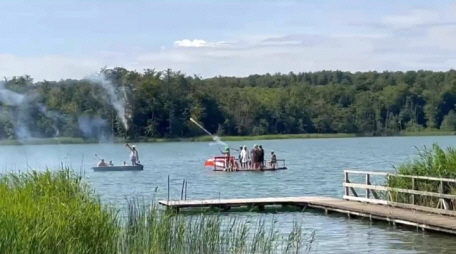 Neptun kommt - standesgemäß mit Feuwerk und großem Hallodria